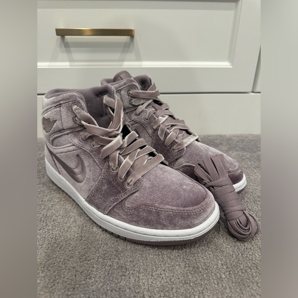Size 8.5 - Air Jordan 1 Mid Purple Velvet W - NEW - Picture 1 of 5